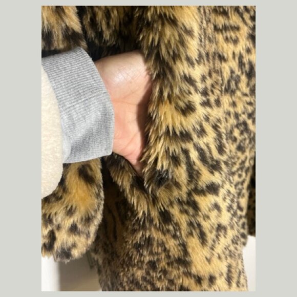 Vintage Leopard Print Faux Fur Coat • Retro 60s Style • Oversized Button - Picture 4 of 8